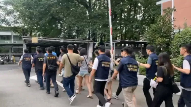 多名嫌犯落網，其中不乏擔任客服、叩客的年輕女員工。民眾提供