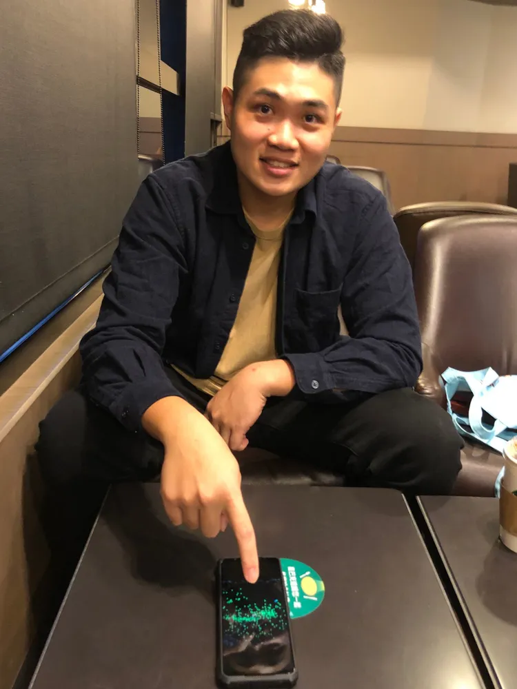 楊鈞皓秀出在船上看到的廣大世界。手機螢幕中的雷達圖，綠色點代表著其他船隻。翻攝自技專校院招生專業化總辦公室官網