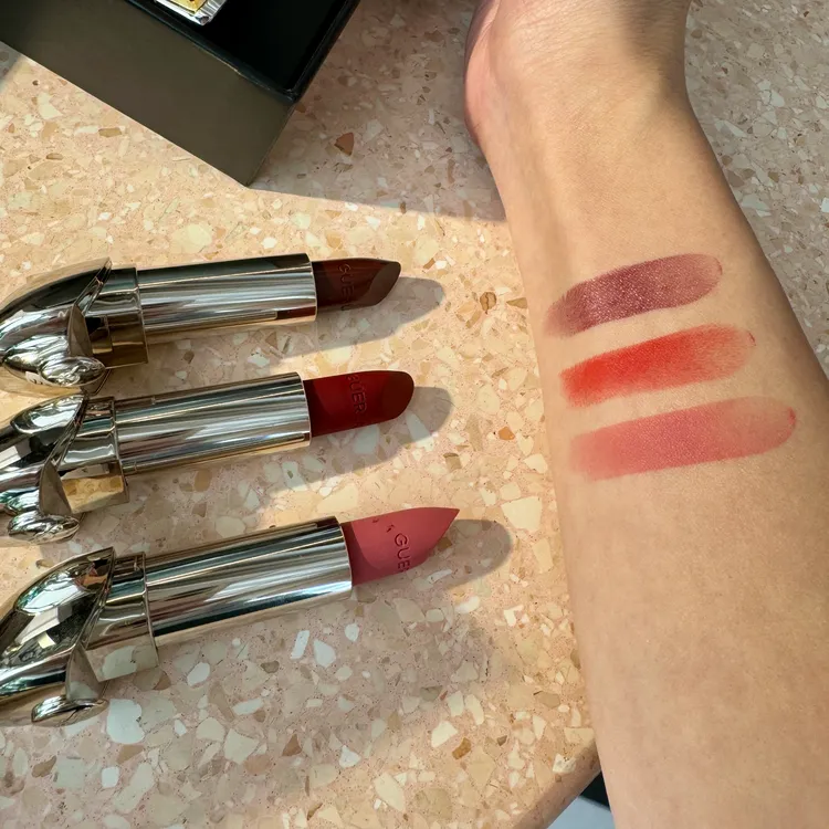 奇幻珍獸限定版Rouge G紅寶之吻高訂紅絲絨唇膏試色，（上至下）#41、#234、#521，各1250元。張家玲攝