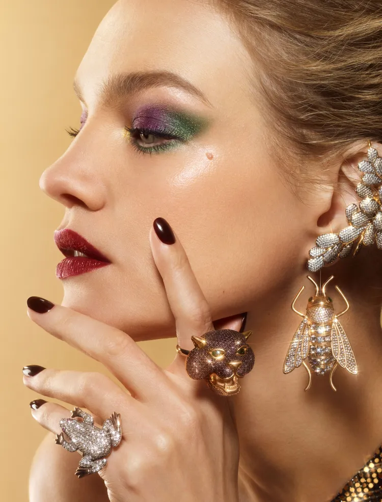 LVMH集團少奶奶在形象照中抹上Ombres G高訂深邃4色眼影盤#879。品牌提供