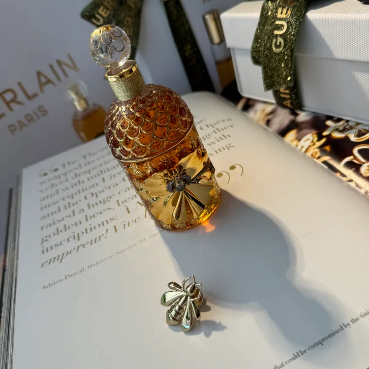 蜜境幻想淡香精澄金鑽鑲蜂印瓶，全球限量4515瓶，3萬8000元。張家玲攝