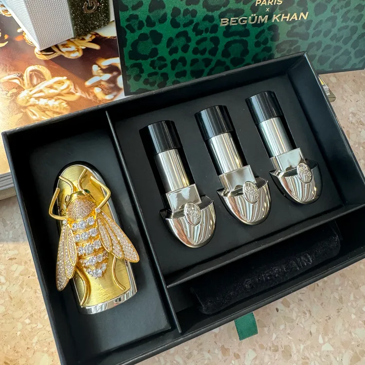 紅寶之吻高訂鑽鑲蜂印套組，全球限量250組，3萬1000元。張家玲攝