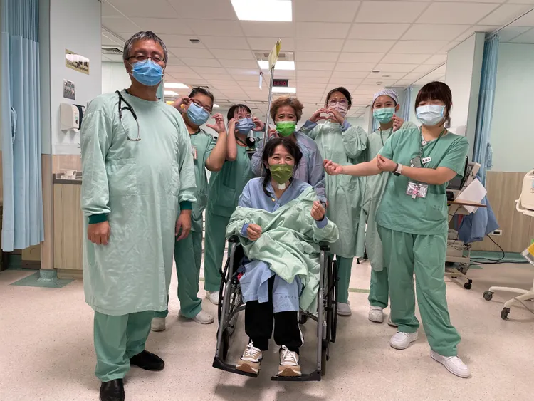 患者(中)及母親(後方)出院前特地到加護病房逐一感謝醫療團隊。亞大附醫提供