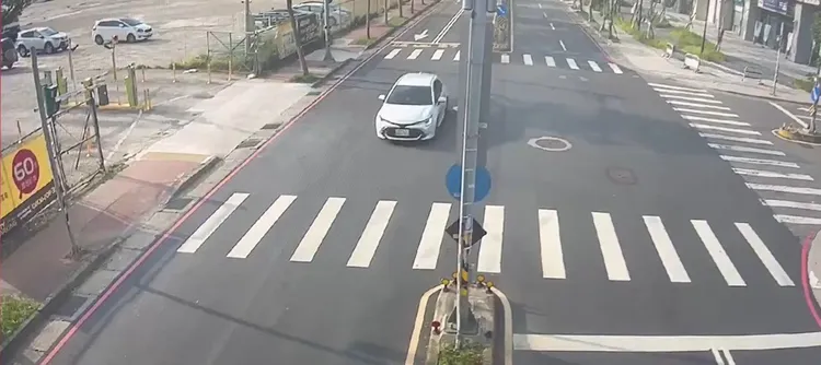 各派出所員警與偵查隊鎖定該車攔截圍捕。讀者提供