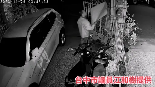 深夜撕走柯文哲競選海報 73歲嫌犯到案!稱「政治理念不合」