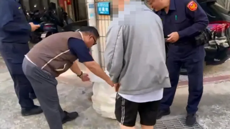 警方帶同梁姓男子尋找他撕下的柯文哲海報。民眾提供