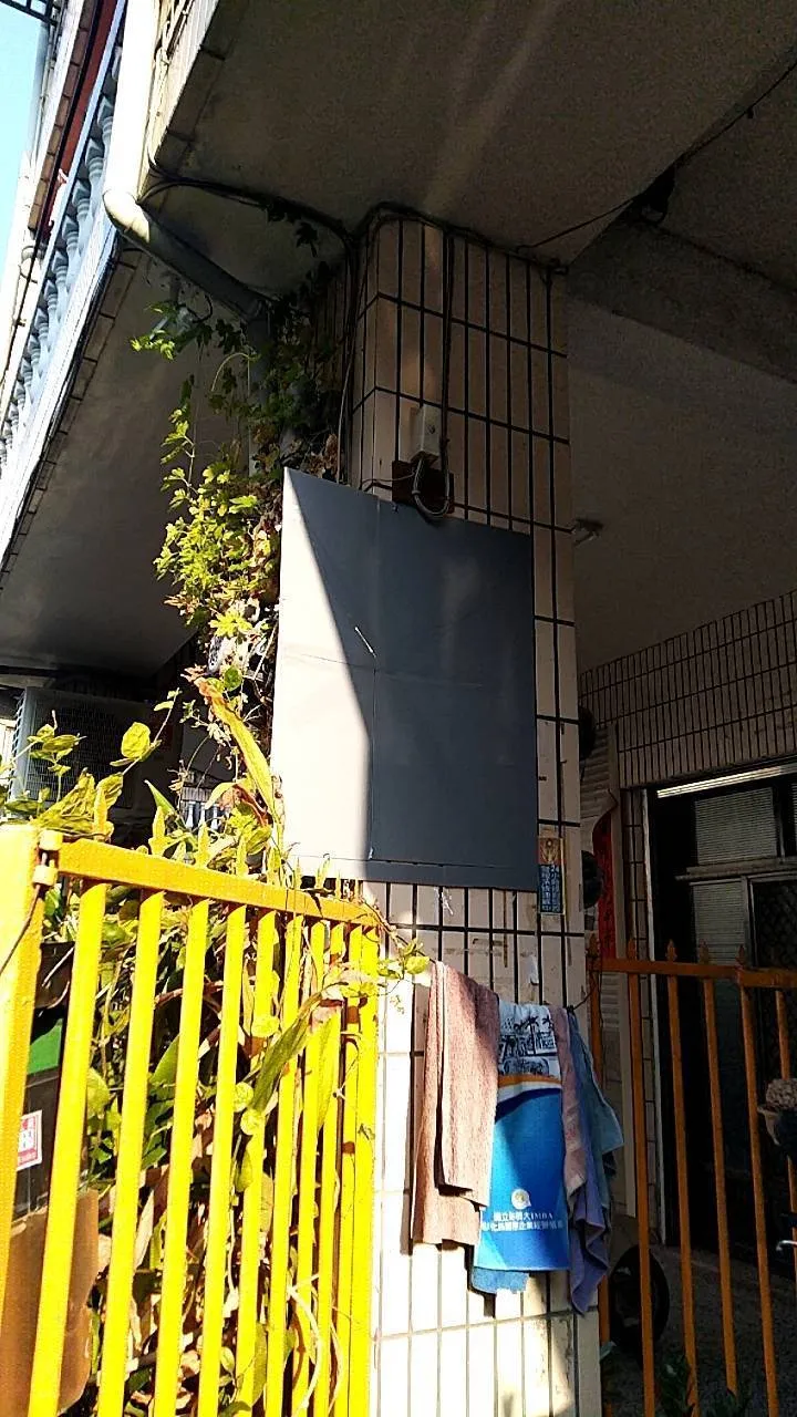 海報已被撕走。江和樹提供