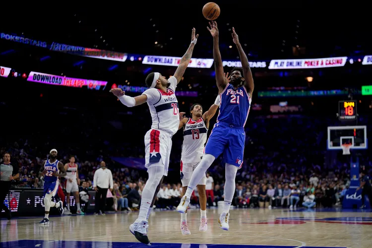 恩比德(右)跳投。美聯社