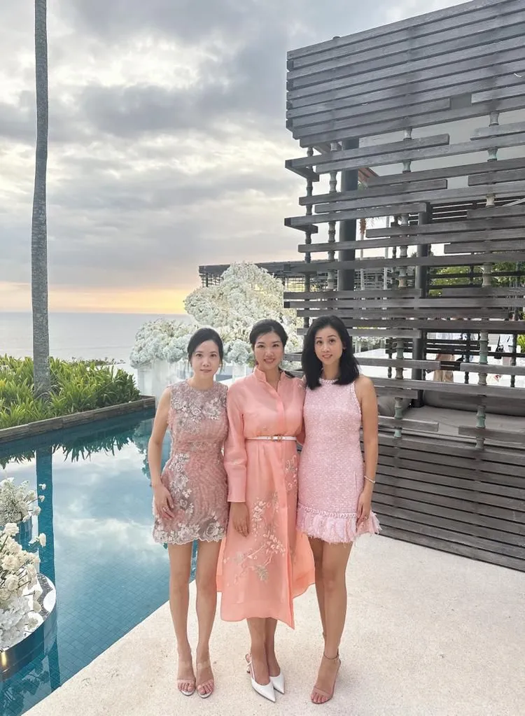 許媖媖（左起）、許婷婷、許媛媛三姐妹，盛裝出席潘瑋柏的海外婚禮。讀者提供