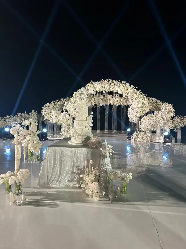 潘瑋柏婚宴舞台，滿滿的花卉還有巨型蛋糕。讀者提供