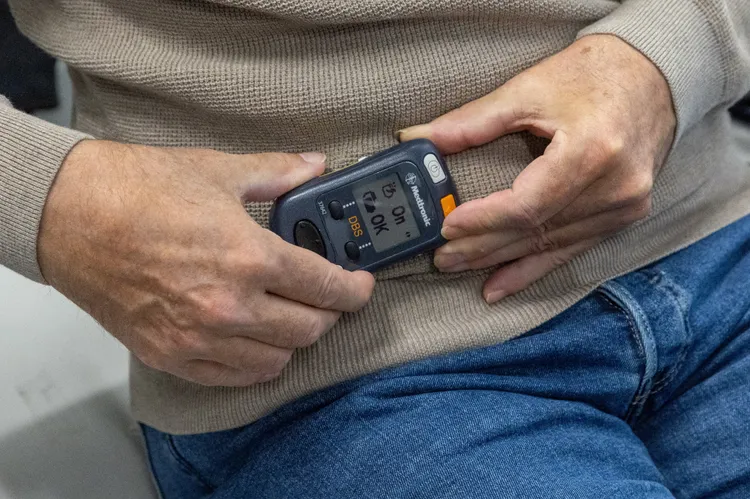 馬克向媒體展示其電極刺激器。路透社