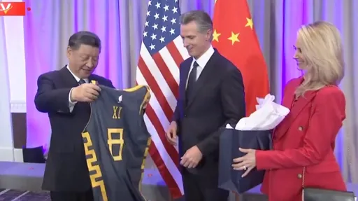 習近平獲贈「習8」球衣　美國網友狂歪樓