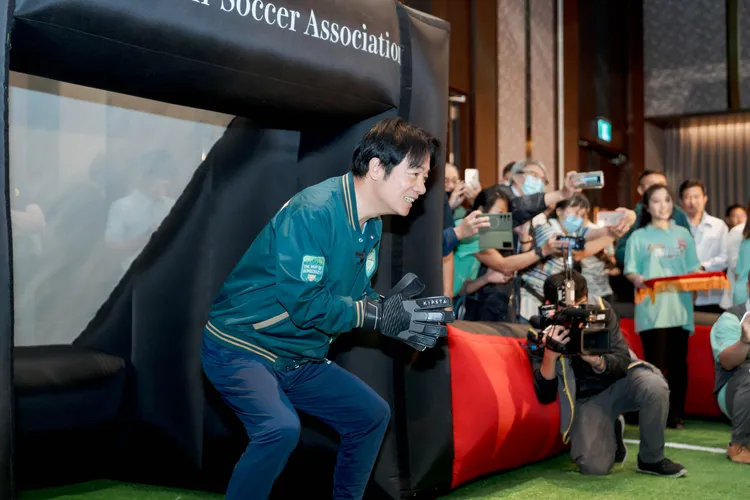 賴清德扮演守門員。賴清德競辦提供