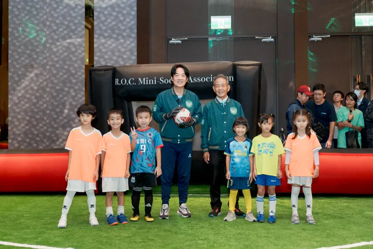 賴清德與小選手們合影。賴清德競辦提供