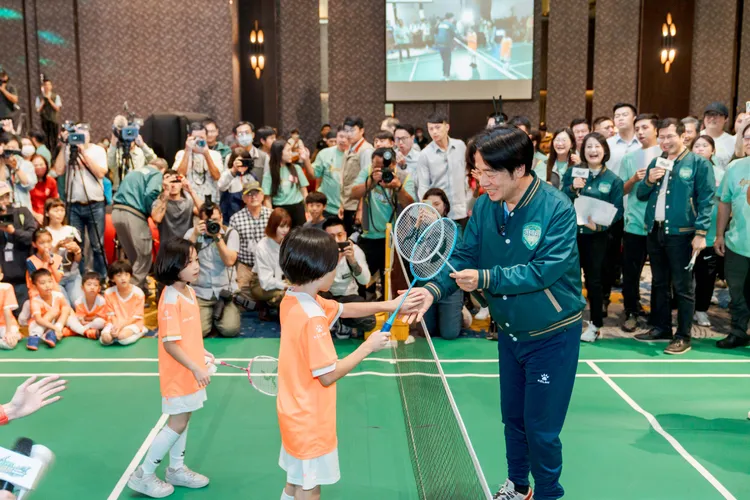 賴清德與小選手過招。賴清德競辦提供
