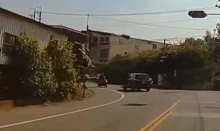 轎車左轉時切進對向車道。翻攝WoWtchout