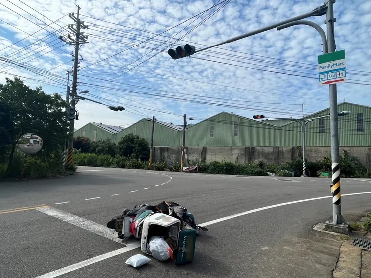 鄧女機車被撞倒地。民眾提供