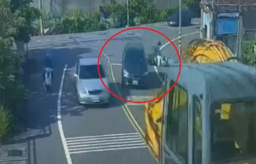 驾照鸡腿换的吗?轿车左转切西瓜 跨越双黄线逆撞机车骑士