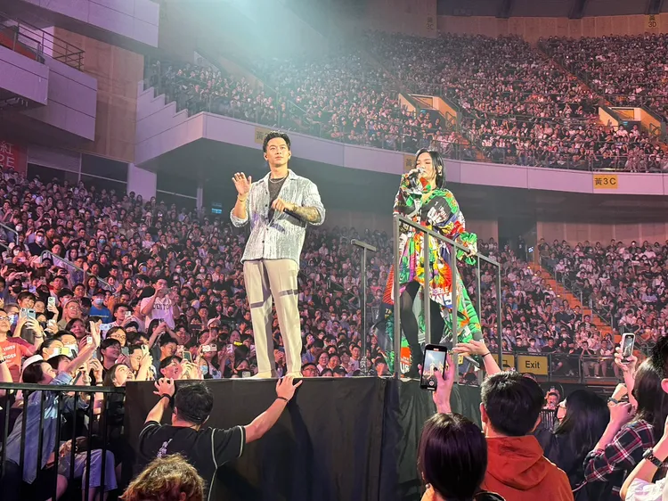 高爾宣（左）和徐佳瑩坐上「Lala Move」繞行場內。趙大智攝