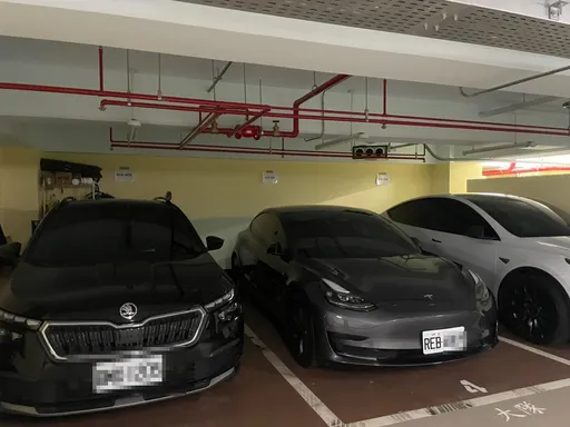 扯！新北消防員買4輛特斯拉出租賺外快　竊公家電「充好充滿」遭記過調職送辦　