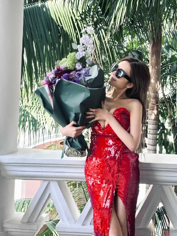 周揚青在新加坡拍美照。翻攝周揚青小號微博