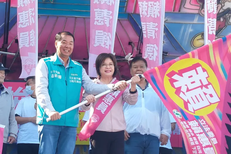 民進黨台南黨部主委潘新傳前來授旗。賴惠員提供