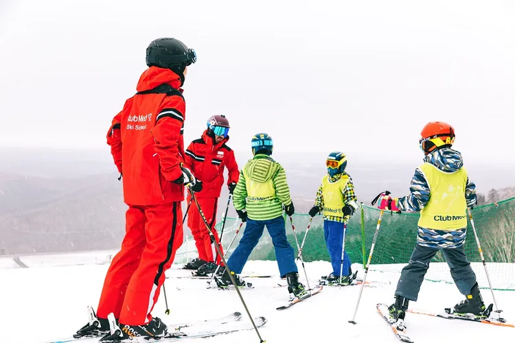 比鄰大國家公園的 Sahoro 滑雪度假村提供分級分齡滑雪課。Club Med提供