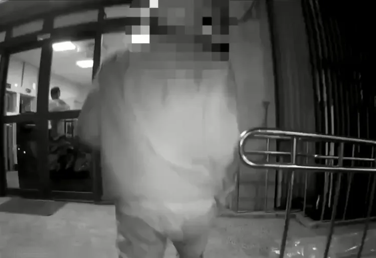 阮男才剛要踏入派出所就轉身逃跑。翻攝畫面
