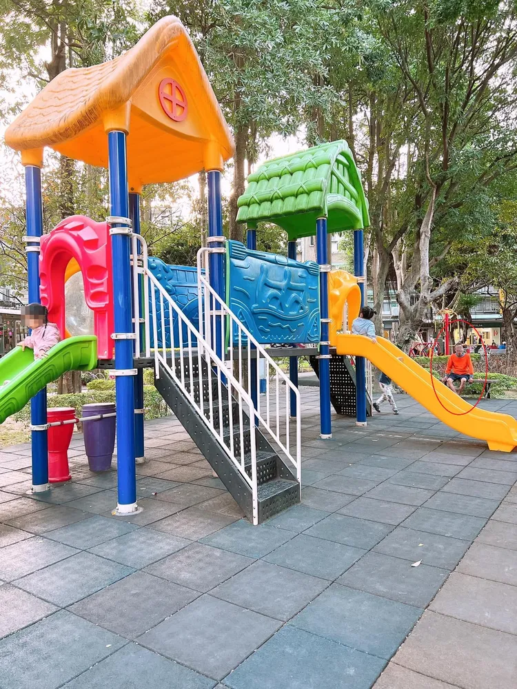 家長指出，橘衣怪阿北（紅圈處）一開始是在旁邊抽菸看小孩玩耍。翻攝自臉書「爆料公社二社」