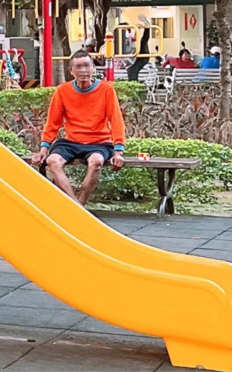 橘衣赤腳阿北的詭異舉動，讓家長相當驚恐。翻攝自臉書「爆料公社二社」