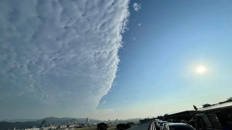民眾拍下天空美景，驚呼是「神奇結界」。翻攝自信義區三兩事