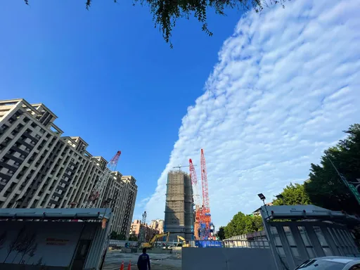 天空驚見「兩個世界」結界 網友觀天象笑了:藍白很難合