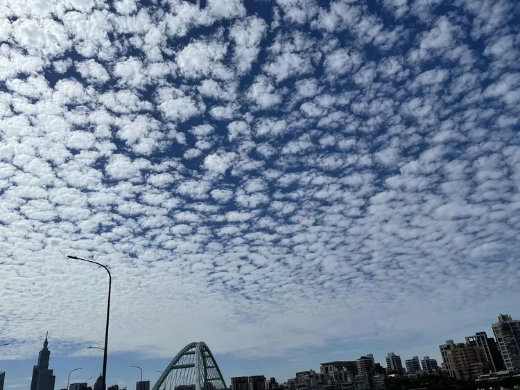 天上昨出現如棉花糖的「高積雲」，吸引民眾搶拍。翻攝自信義區三兩事臉書
