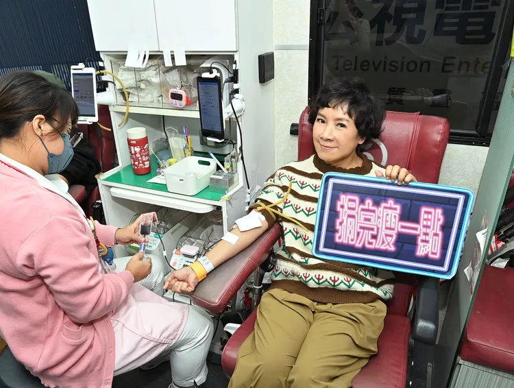 謝麗金第一次捐血成功。台視提供