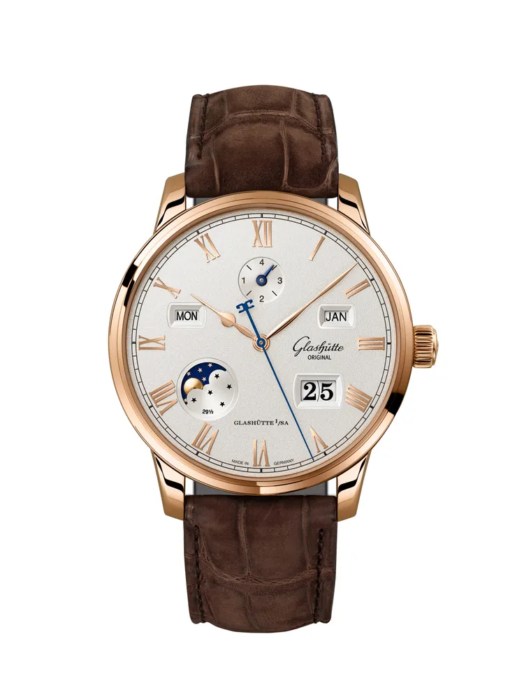 議員卓越萬年曆腕錶紅金款，42mm，5N 18K紅金錶殼，電鍍銀色顆粒紋錶面，棕色絨面路易斯安那鱷魚皮錶帶， Calibre 36-12自動上鍊機芯，動力儲存100小時，防水深度50米，115萬7000元。品牌提供