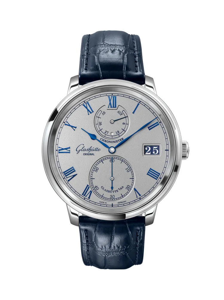 參議員天文台腕錶銀藍款，44.2mm，18K白金錶殼，手工磨砂鍍銀錶面，深藍色路易斯鱷魚皮錶帶，Calibre 58-08手動上鍊機芯，動力儲存44小時40分鐘，防水深度50米，109萬元。品牌提供