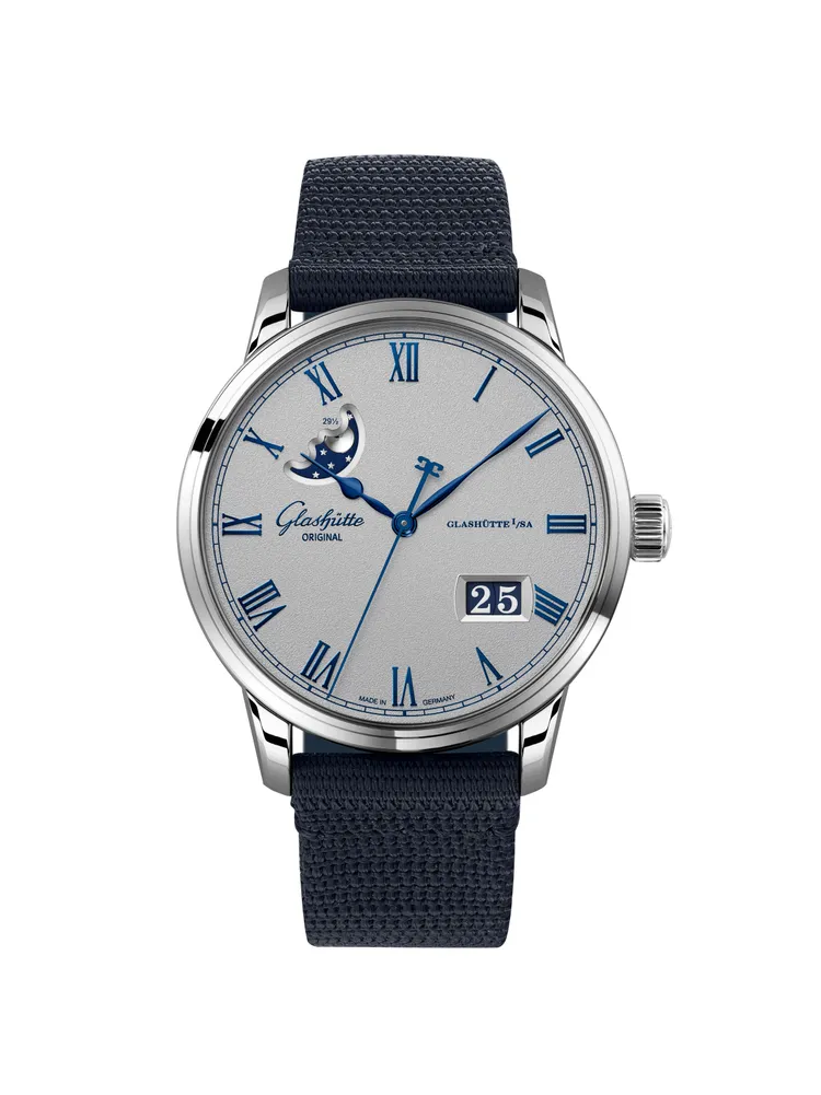 議員卓越大日曆月相腕錶精鋼款，40mm，精鋼錶殼，電鍍灰色顆粒紋錶面，藍色路易斯安那鱷魚皮錶帶，Calibre 36-24自動上鍊機芯，動力儲存100小時，防水深度50米，38萬元。品牌提供