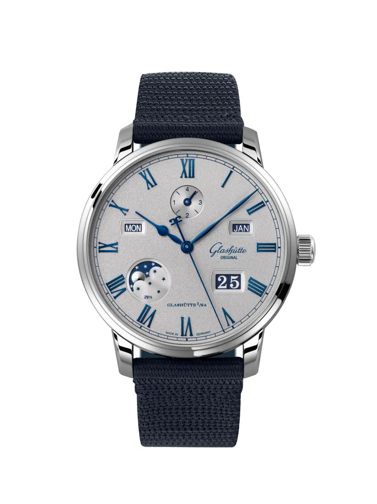 議員卓越萬年曆腕錶精鋼款，42mm，精鋼錶殼，電鍍灰色顆粒紋錶面，藍色路易斯安那鱷魚皮錶帶或藍色編織錶帶， Calibre 36-12自動上鍊機芯，動力儲存100小時，防水深度50米，73萬2000元。品牌提供