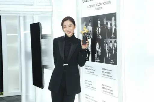 謝盈萱時隔5年握金馬笑開懷 預告頒獎台上再飆「F⋯」