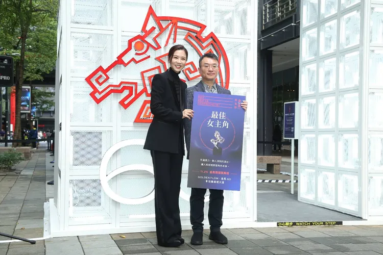 謝盈萱（左）將頒發影后。攝影中心攝