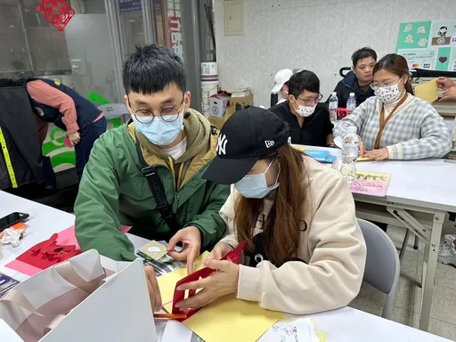 感恩節親手製作立體卡片　新住民用母語寫下感謝親友字句