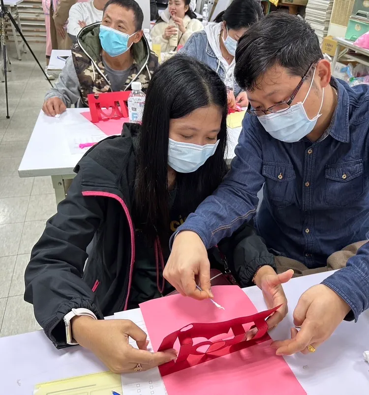 新住民及其家人一齊製作卡片。翻攝畫面
