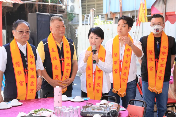 盧秀燕今出席台中興農宮神農大帝贈匾活動。中市府提供