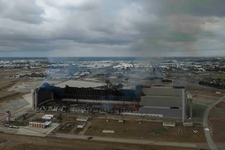 機庫建於1942年，是有史以來最大的木結構建築之一。美聯社