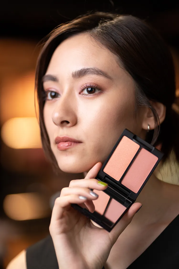 Model示範耀動頰彩盤#01。品牌提供