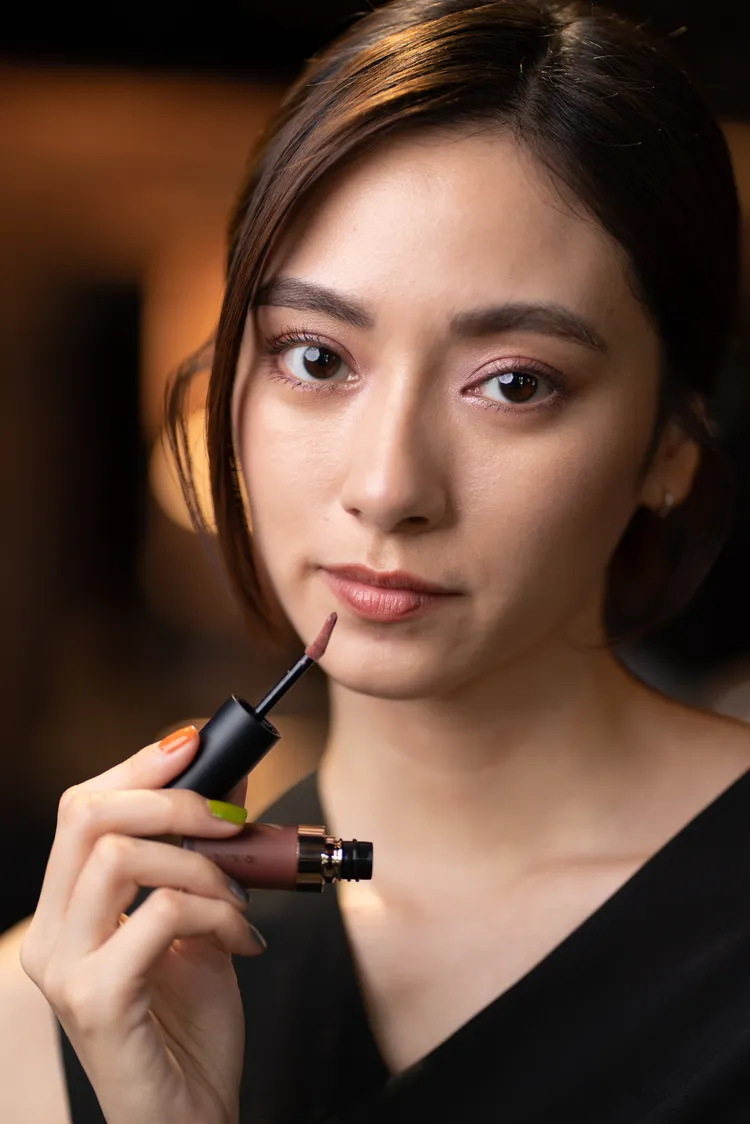 Model示範持色水感唇釉#EX05。品牌提供