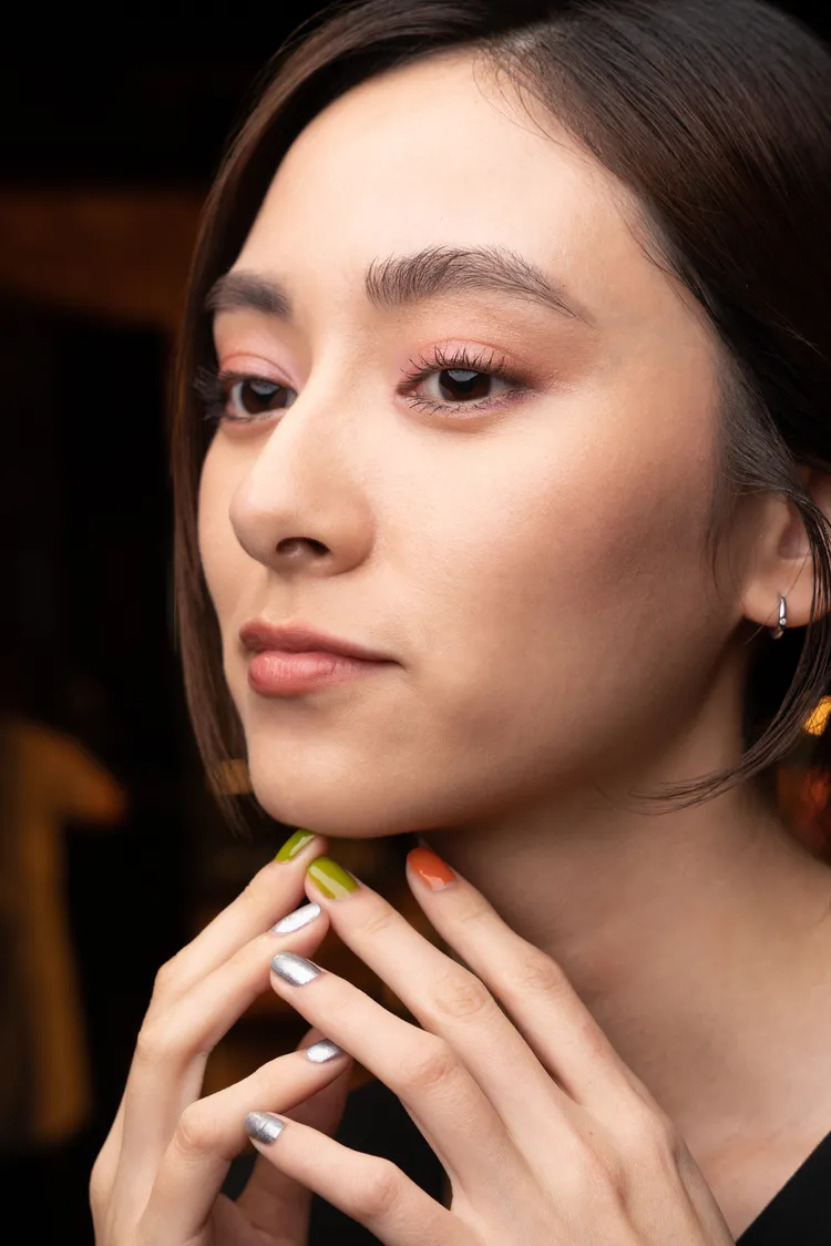 Model示範誘光指彩。品牌提供