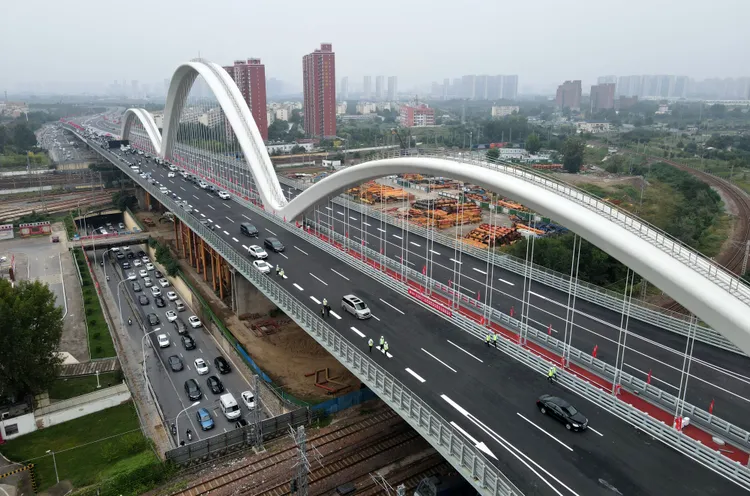 鄭州北三環新建彩虹橋建成通車。新華社