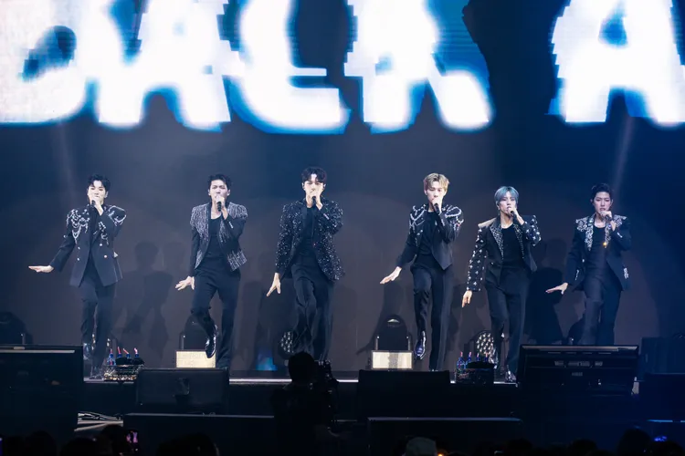 南優鉉（左二）罹患罕病開刀，隊友們提議延後合體活動，但他不想讓粉絲失望，堅持維持原計劃。資料照