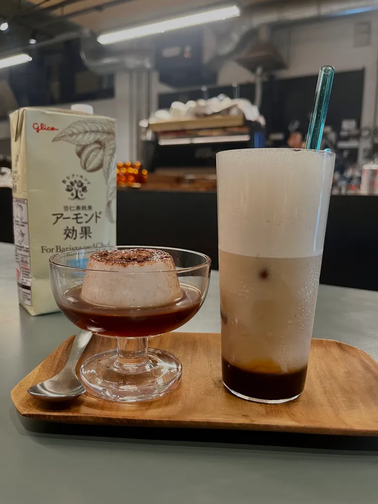 「coffee stopover」以咖啡店常見的甜點布丁為發想製作的「杏仁果凍凍」將杏仁果變成凍凍型態，底部佐自製深焙咖啡糖，撒上巧克力粉，呈現提拉米蘇的感受。業者提供
